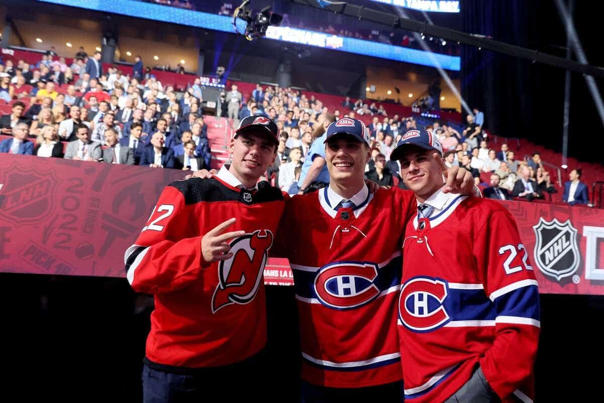 Simon Nemec (à gauche) a été le choix de premier tour des Devils du New Jerey, le deuxième au total, au dernier repêchage. Sur la photo, il est en compagnie de ses compatriotes slovaques Juraj Slafkovsky et Filip Mesar.