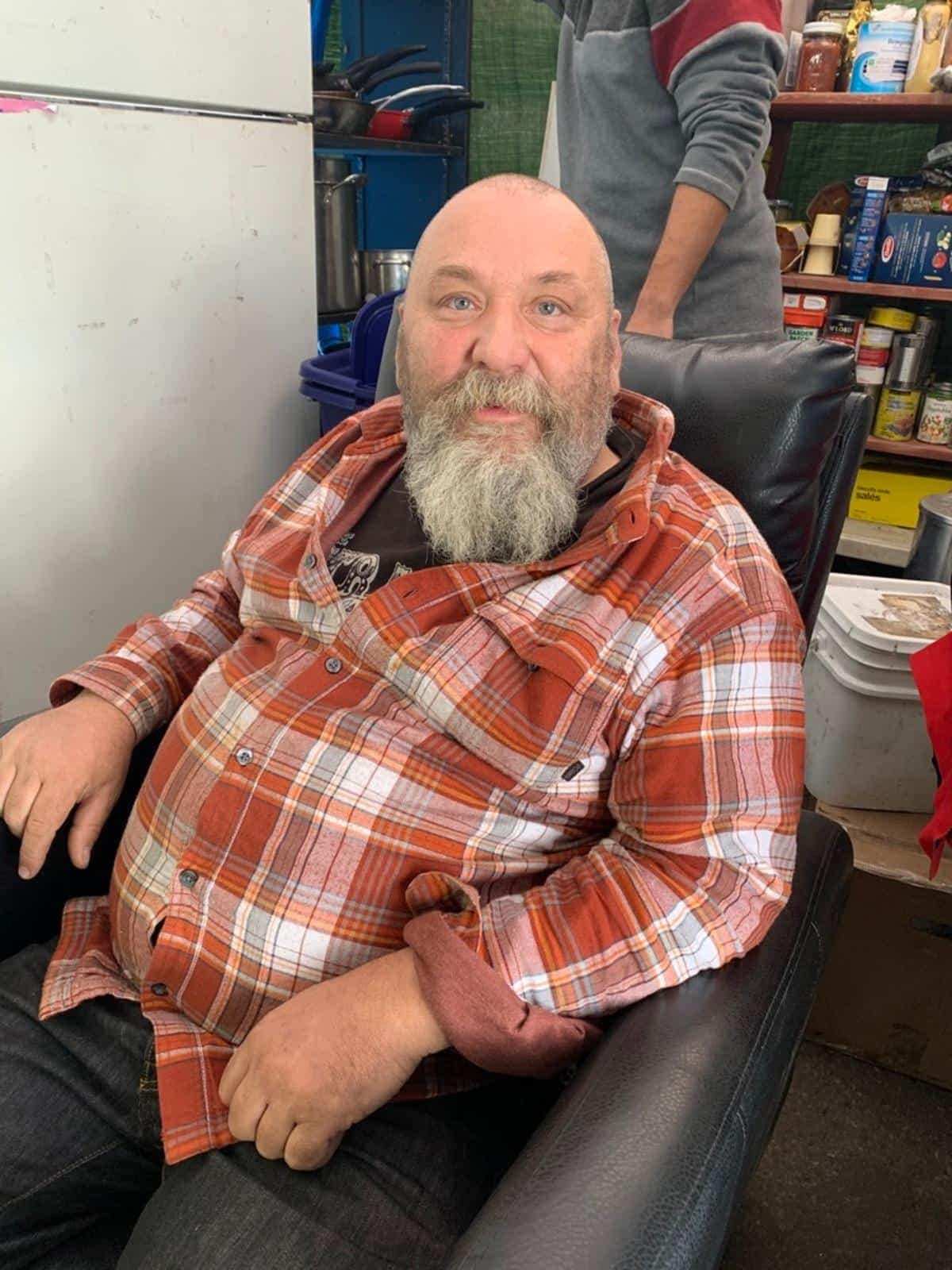 Guylain Levasseur gère depuis sept ans un organisme appelé Dehors Novembre et exploite une cuisine installée directement dans la rue, à proximité des tentes du «Camping Notre-Dame», où des itinérants se sont installés, dans le quartier Hochelaga-Maisonneuve, à Montréal. Photo prise le 19 septembre 2020 LOUIS-PHILIPPE MESSIER/24 HEURES/AGENCE QMI