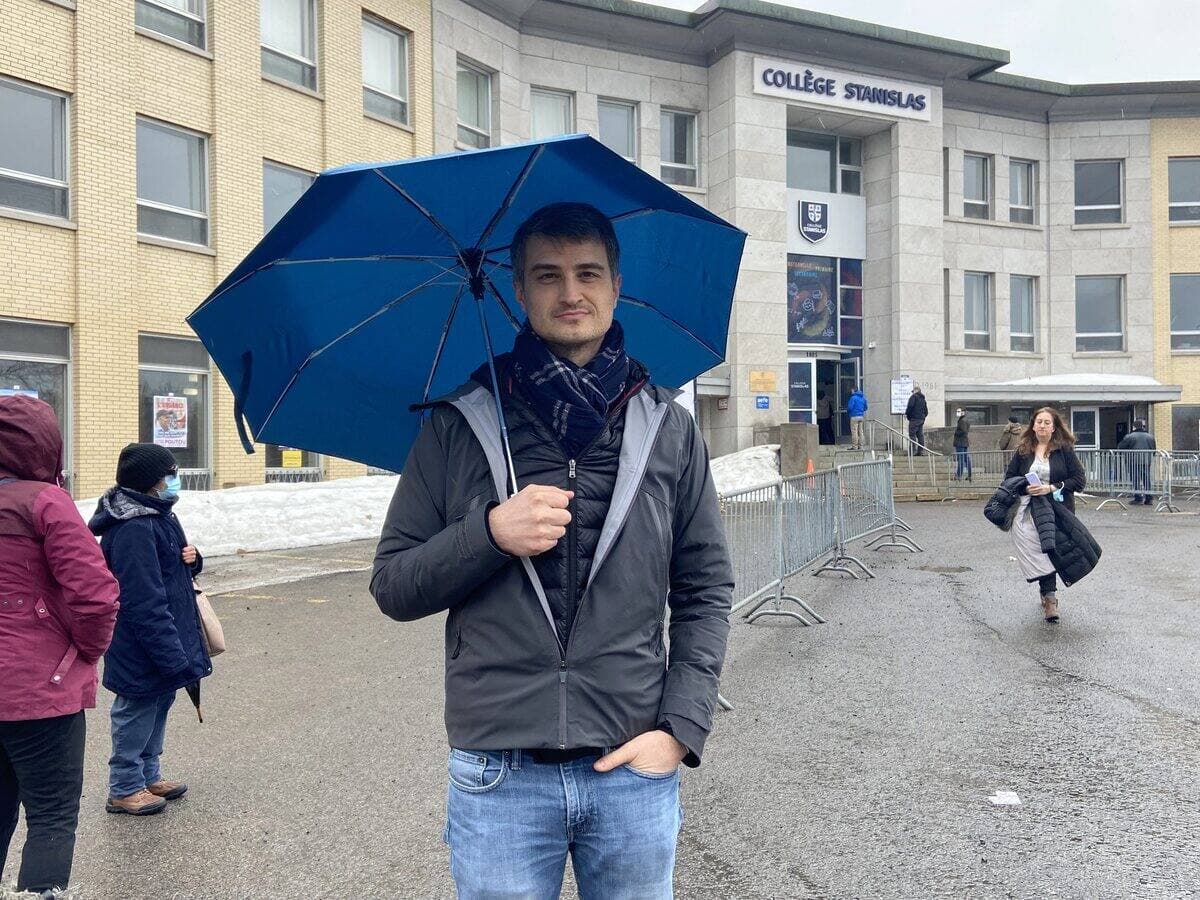 À Montréal des Français expatriés au Québec ont dû patienter en file pendant des heures au Palais des congrès, samedi, pour voter. L’attente était moins longue à Québec, où Éric Le Hir a pu exercer son droit de vote au Collège Stanislas.