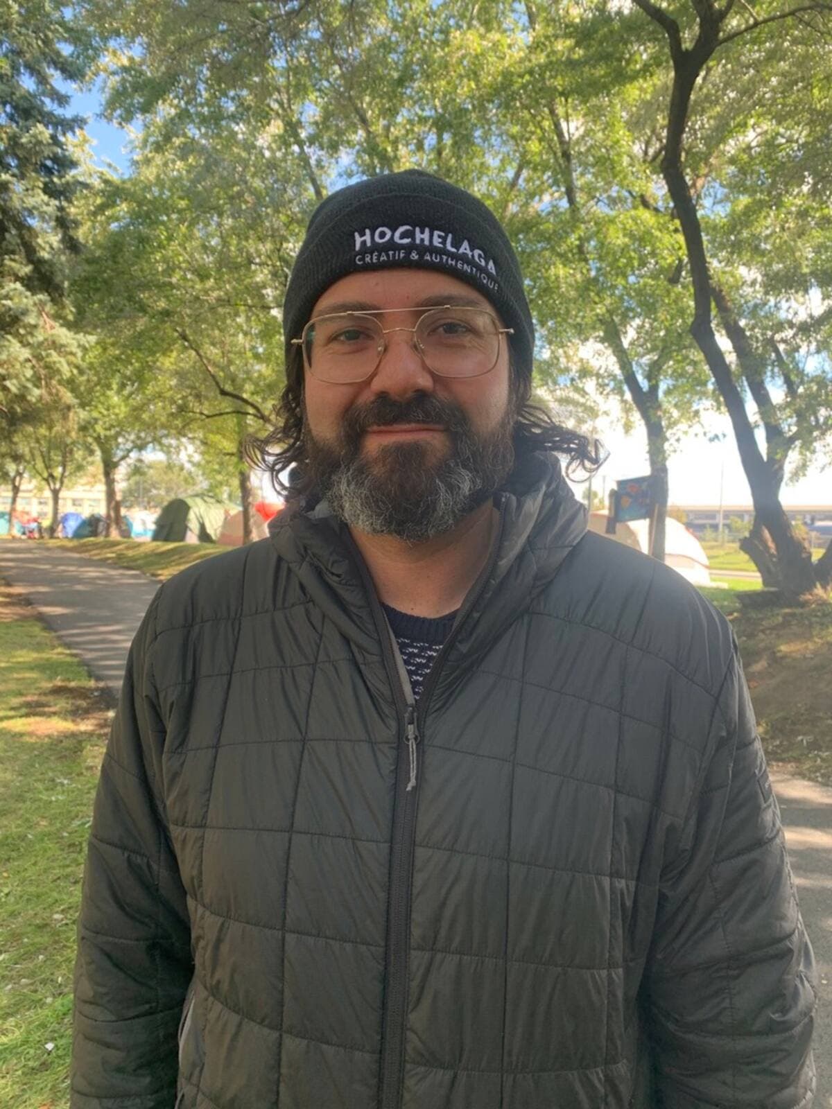 Le chef-propriétaire du camion-restaurant Mi Corazon, Rafaël Martinez, a distribué de la nourriture aux personnes qui habitent dans les tentes du «Camping Notre-Dame», un campement d'itinérants dans le quartier Hochelaga-Maisonneuve à Montréal. Photo prise le 19 septembre 2020 LOUIS-PHILIPPE MESSIER/24 HEURES/AGENCE QMI