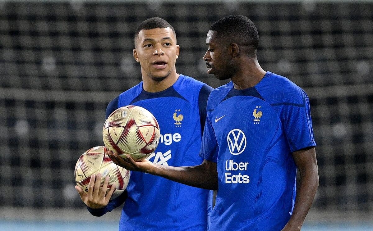 Kylian Mbappé et Ousmane Dembelé lors d'un entraînement de l'équipe de France en prévision de leur match de demi-finale face au Maroc.