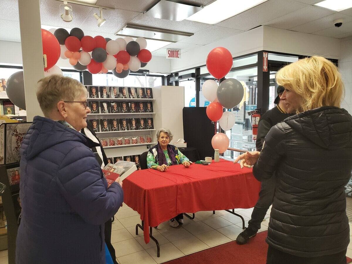 C’est avec le sourire que la grande Ginette Reno a pris le temps de signer des articles et de prendre des photos avec ses fans.