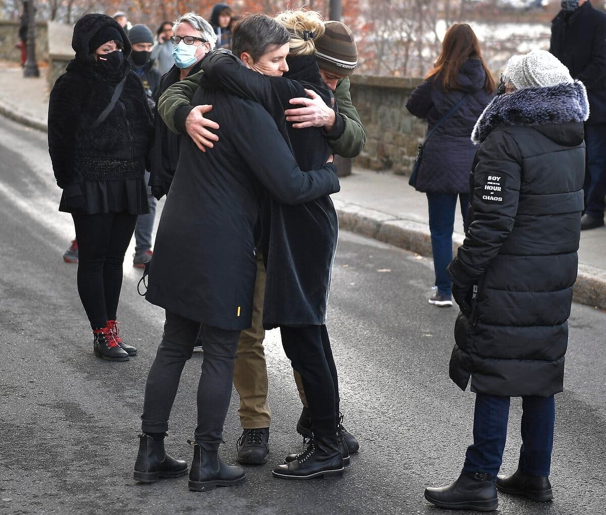 Les proches de la victime ont tenté de se réconforter après un tel drame.