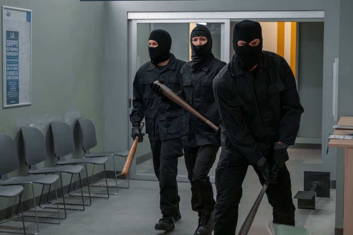 Des insurgés ont pris d’assaut l’urgence de l’hôpital Saint-Vincent dans la finale de la 3e saison de «STAT».