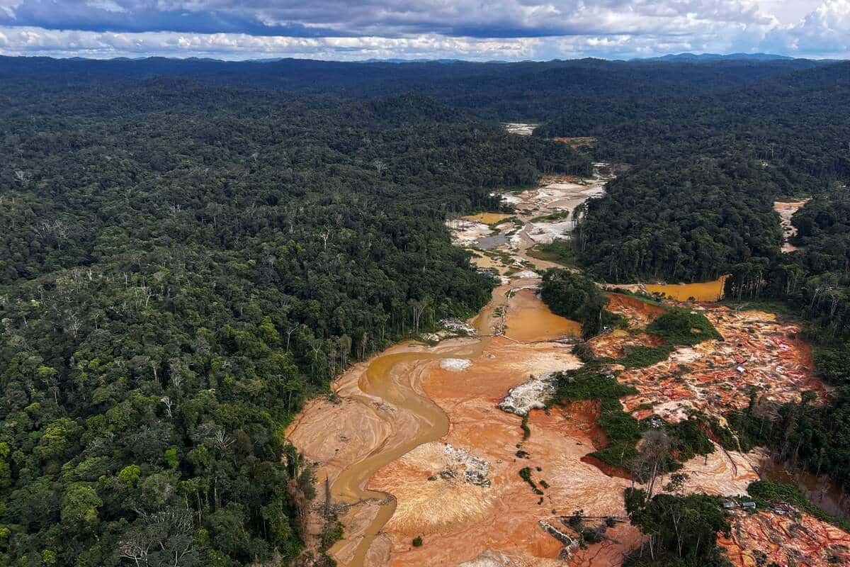 Photo aérienne montrant un camp minier illégal, connu sous le nom de garimpo, lors d'une opération de l'Institut brésilien de l'environnement et des ressources naturelles renouvelables contre la déforestation amazonienne sur le territoire Yanomami dans l'État de Roraima, au Brésil, le 24 février 2023.