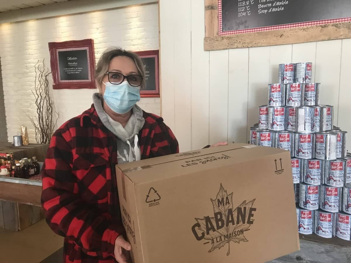 Les propriétaires de cabanes à sucre n'hésitent pas à parler de succès et à dire qu'ils pourraient être sauvés par le projet Ma cabane à la maison lancé la semaine dernière. Sur la présente photo prise le 2 mars 2021: Chantal Lampron, copropriétaire du Chalet des érables, à Sainte-Anne-des-Plaines, pense que le projet Ma cabane à la maison pourrait sauver les cabanes à sucre.