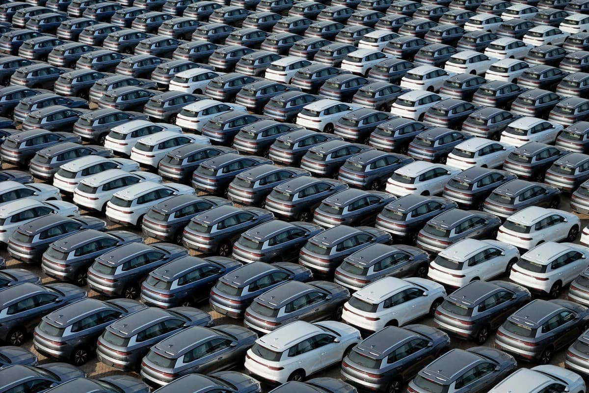 Cette photo prise en avril 2024 montre des véhicules électriques de BYD en attente d’être exportés à partir du port de Yantai, en Chine.