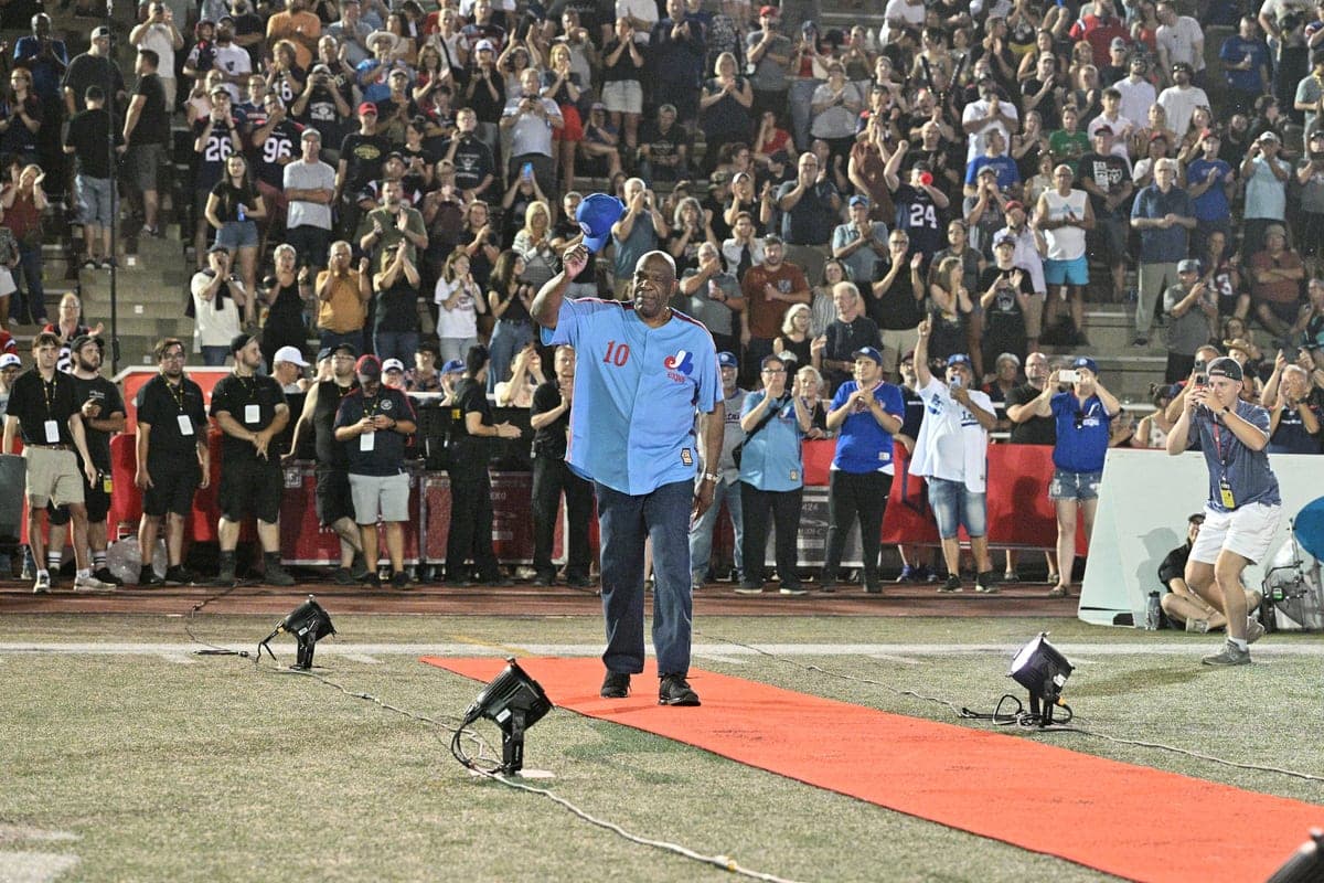 Andre Dawson, applaudi par la foule du stade Percival-Molson, vendredi soir, à Montréal.