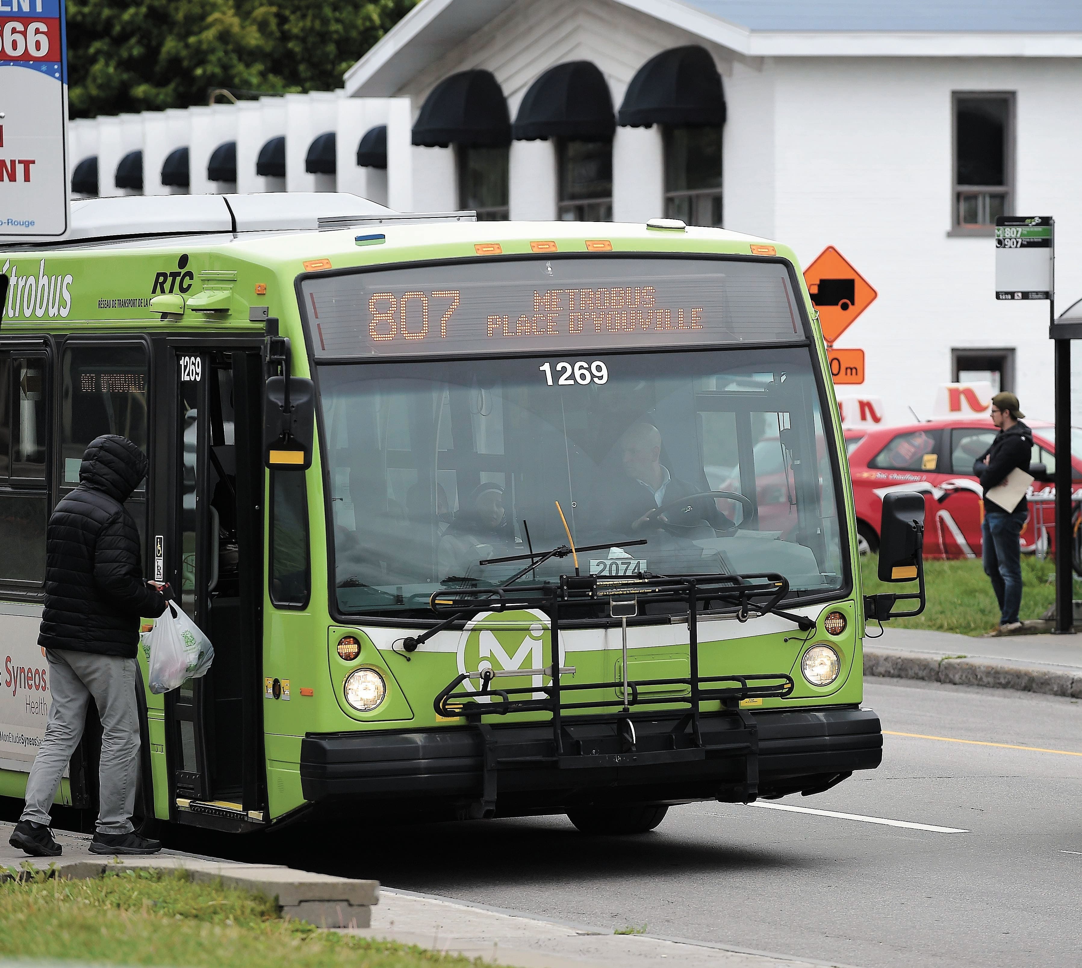 Le plan stratégique du Réseau de transport de la capitale prévoit qu’à partir de 2025, on n’achètera plus que des autobus 100 % électriques. On prévoit que le métrobus 807 sera le premier parcours complètement électrifié dès 2040.