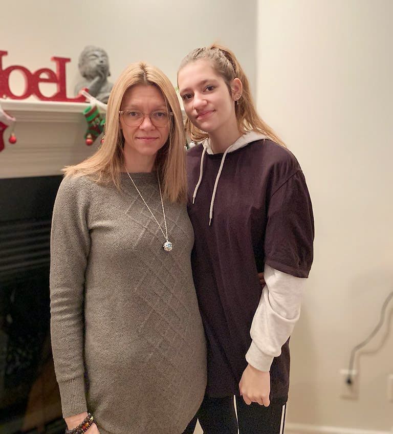 Juliette Proulx, en compagnie de sa mère, Lyne Guérin, trouve très difficile l’adaptation à l’école virtuelle.