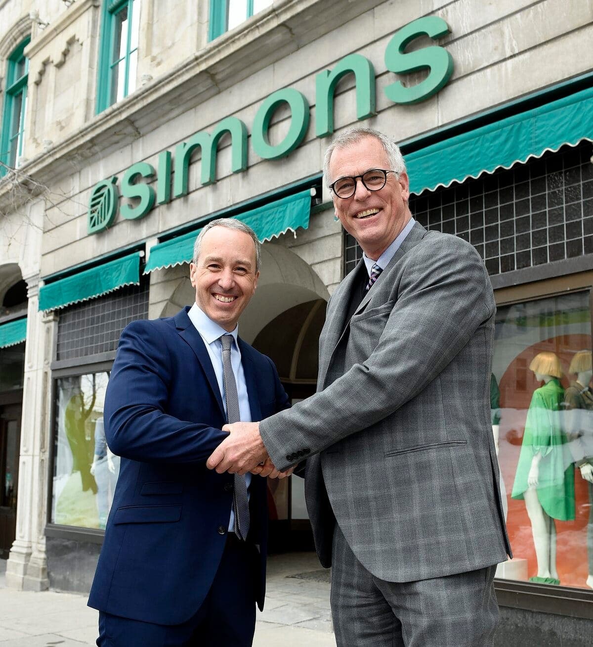 Peter Simons (à droite) a annoncé mardi qu’il cédait les rênes de La Maison Simons à Bernard Leblanc (à gauche).