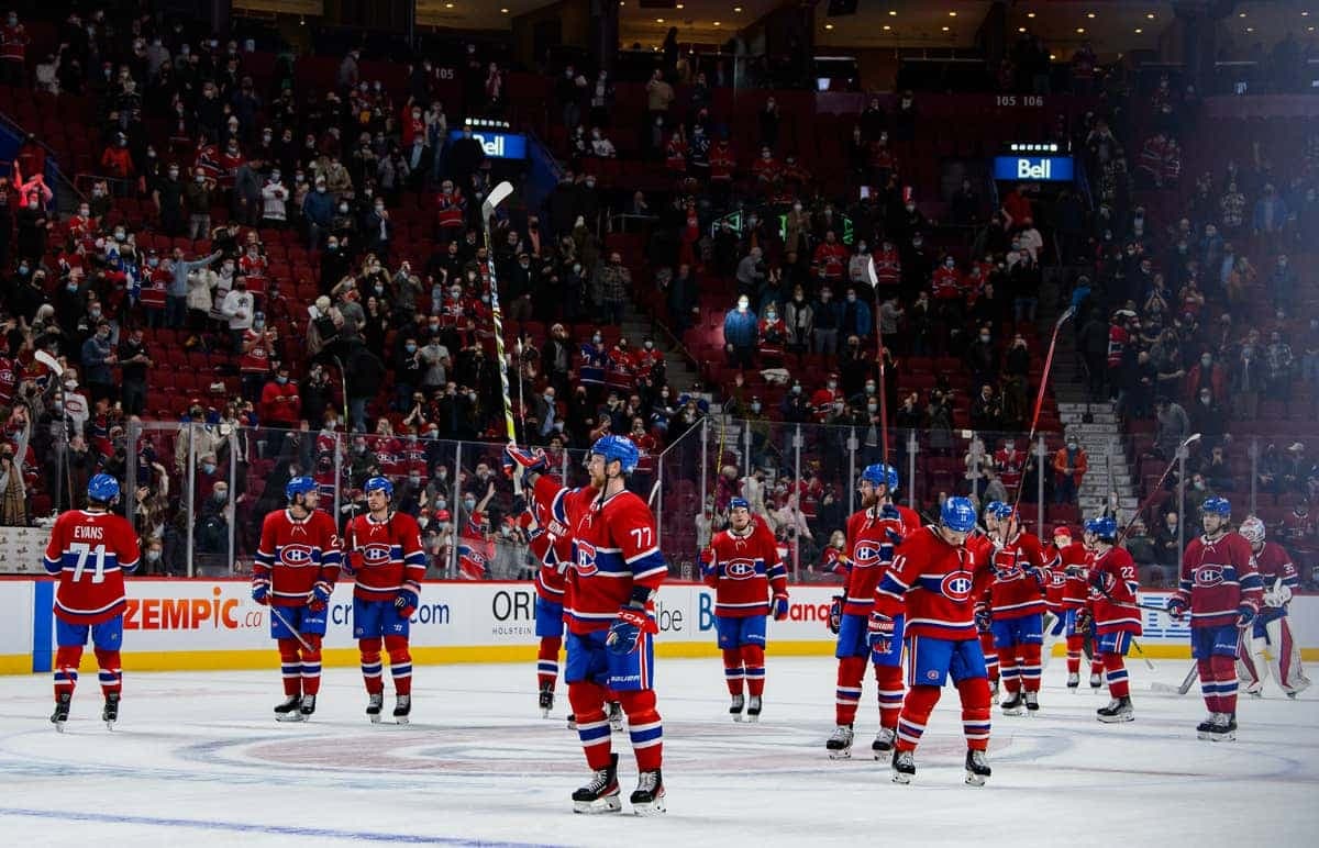 Les joueurs du CH ont salué les 10 552 spectateurs qui leur ont certainement donné des ailes face aux Maple Leafs, lundi, au Centre Bell.