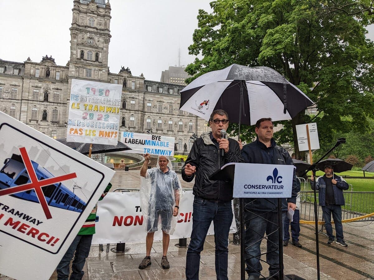 Éric Duhaime avait convié les opposants au tramway devant l’hôtel du Parlement.