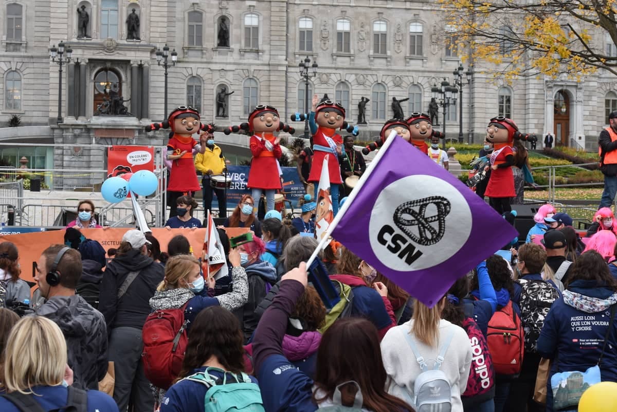 Plus de 6000 travailleurs des CPE affiliés à la CSN ont manifesté devant l’Assemblée nationale.