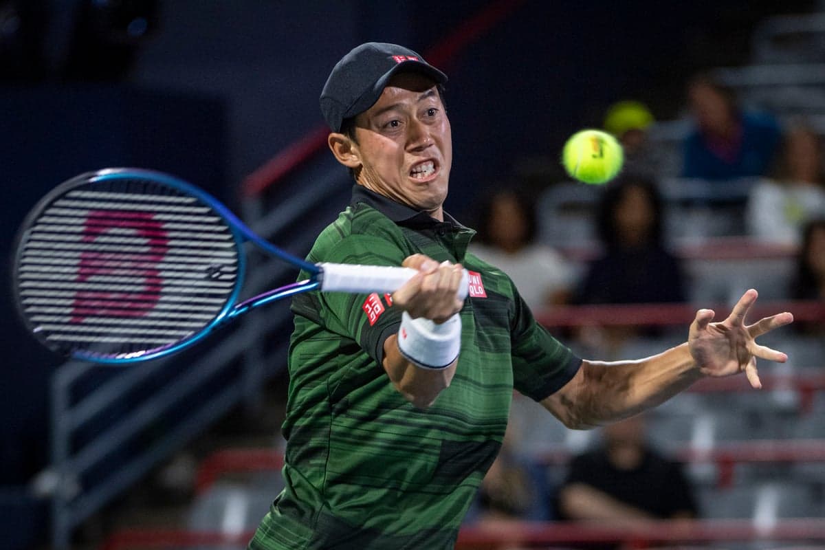 Kei Nishikori en action face à Matteo Arnaldo, samedi soir, à l'Omnium Banque Nationale à Montréal.