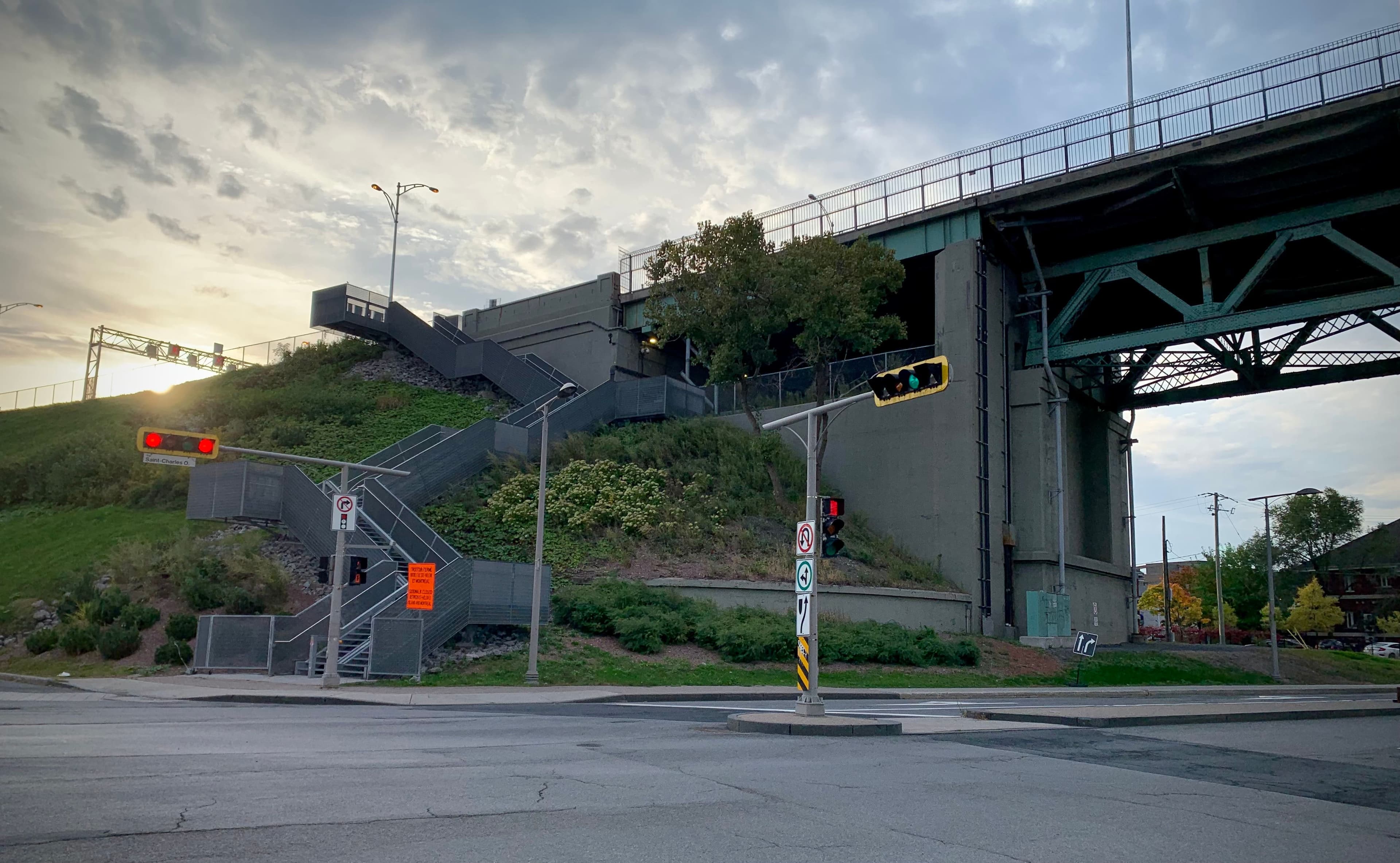 Les fameux escaliers qui mènent au pont Jacques-Cartier, identifiés en rose sur le plan précédent.