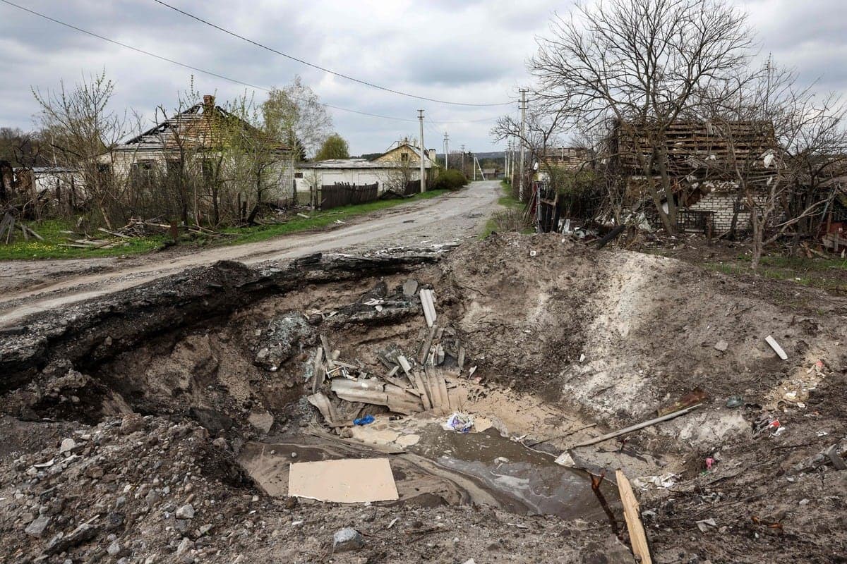 Un cratère et une maison démolie dans le village de Yatskivka, dans l’est de l’Ukraine.