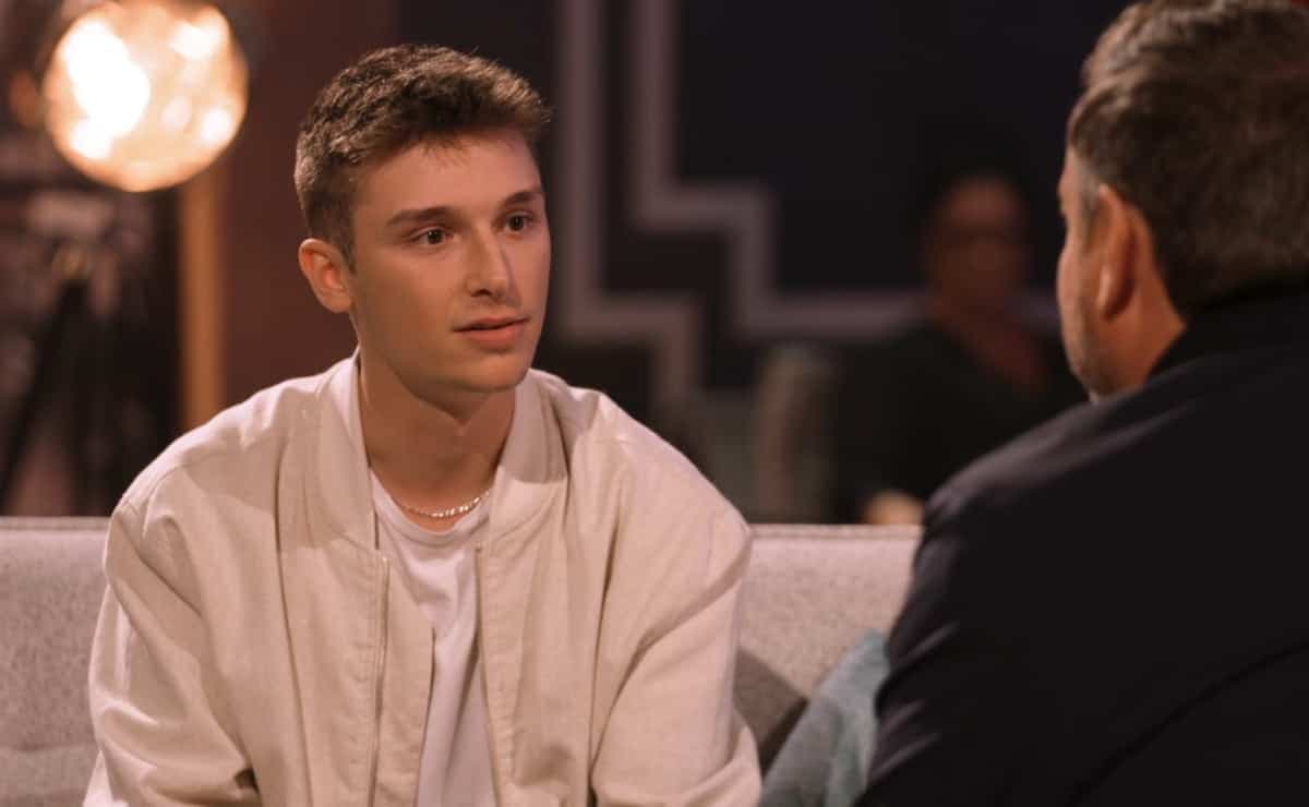 Jonathan Houde discute avec l'animateur de «La Voix», Charles Lafortune, avant son audition à l'aveugle, qui a été présentée dans le premier épisode de la 10e saison de «La Voix», le dimanche 21 janvier.