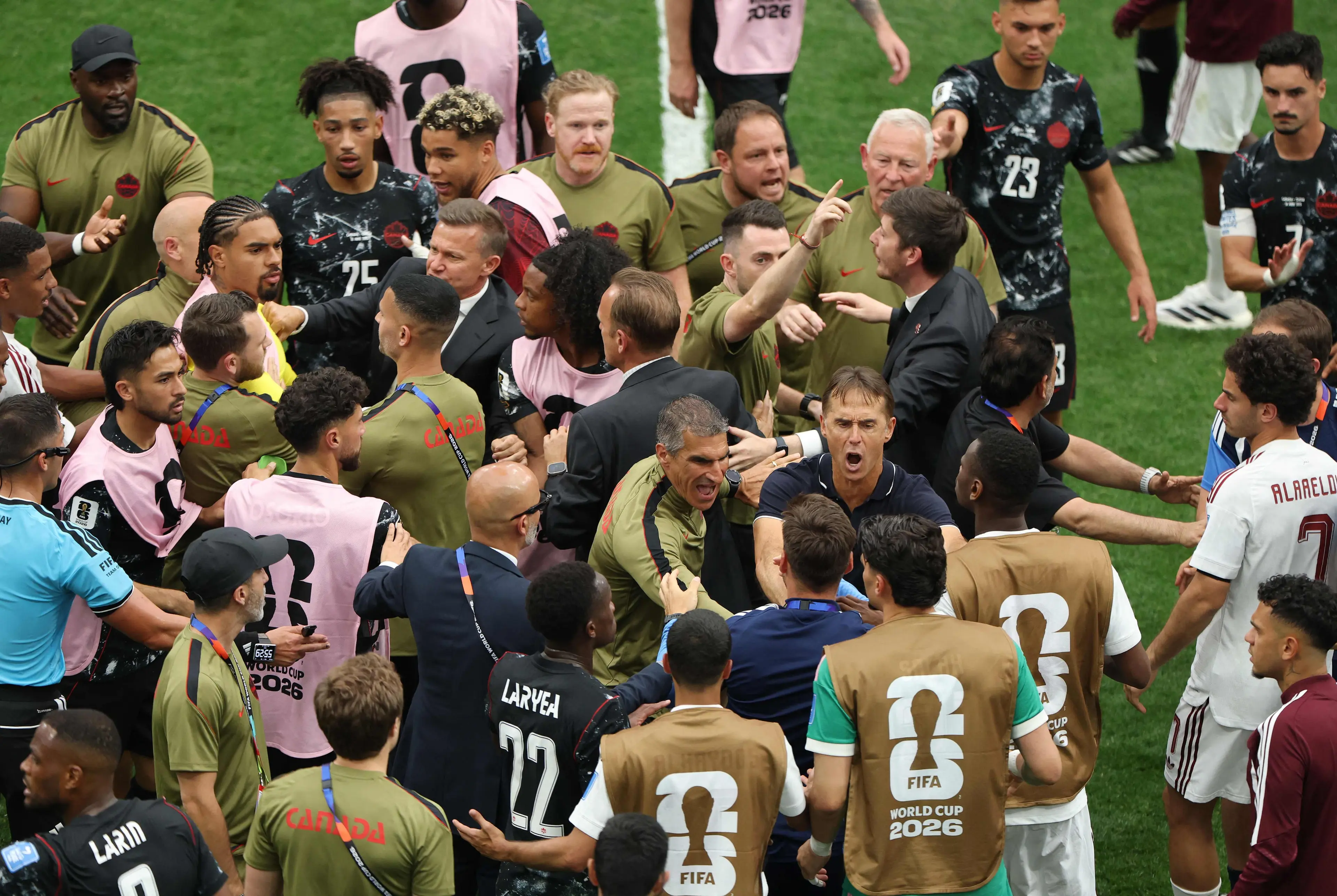 Les membres des formations du Canada et du Qatar se sont échangés des politesses au terme de la victoire historique de 6 à 0 de l'unifolié, jeudi, à Vancouver, lors de la Coupe du monde de soccer.