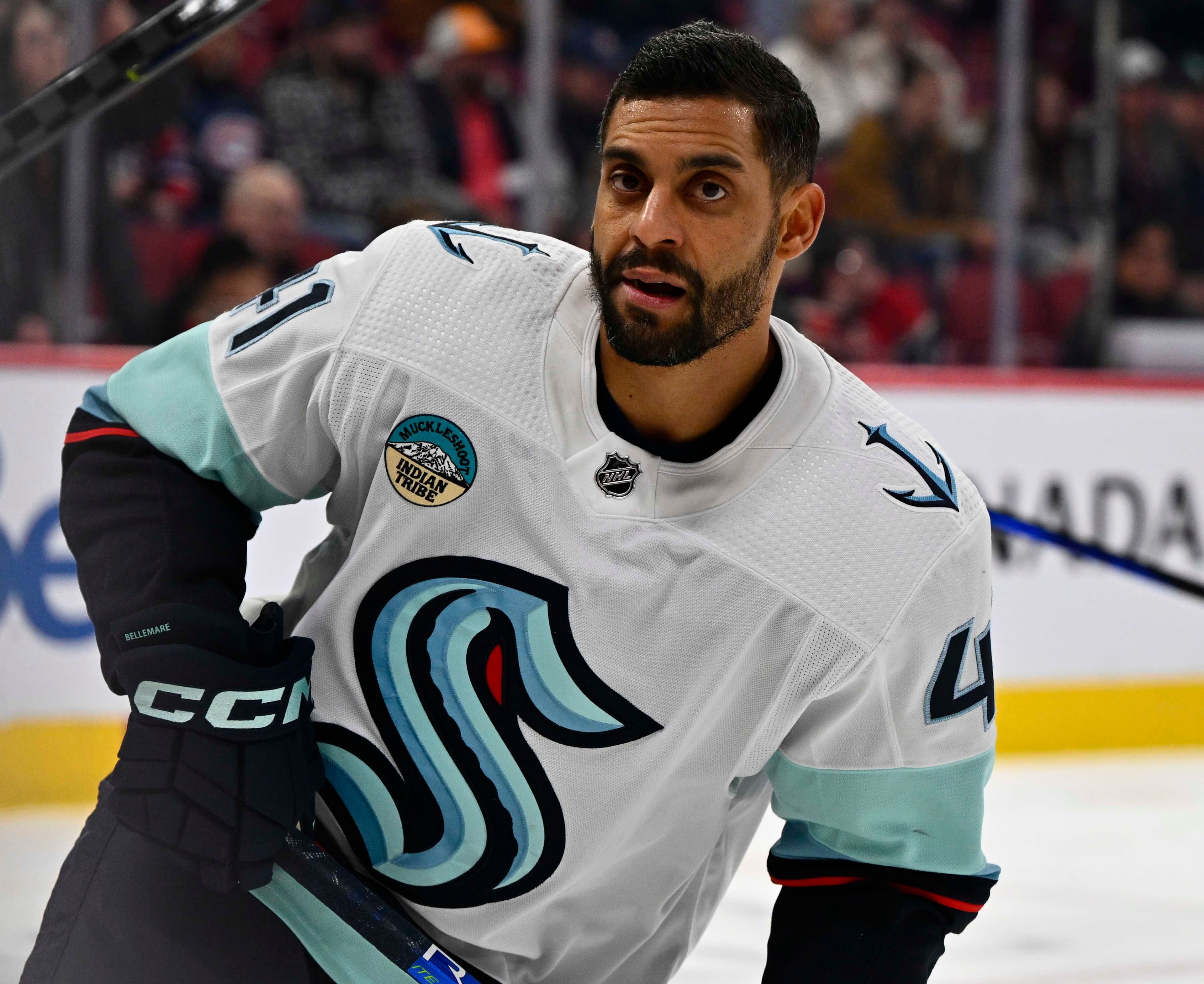 #41 Pierre-Edouard Bellemare (AG) (SEA) lors de la période d’échauffement du match de hockey de la LNH entre le Kraken de Seattle et du Canadien de Montréal qui fête son 114e anniversaire d'existence le lundi 4 décembre 2023. Photo Martin Chevalier