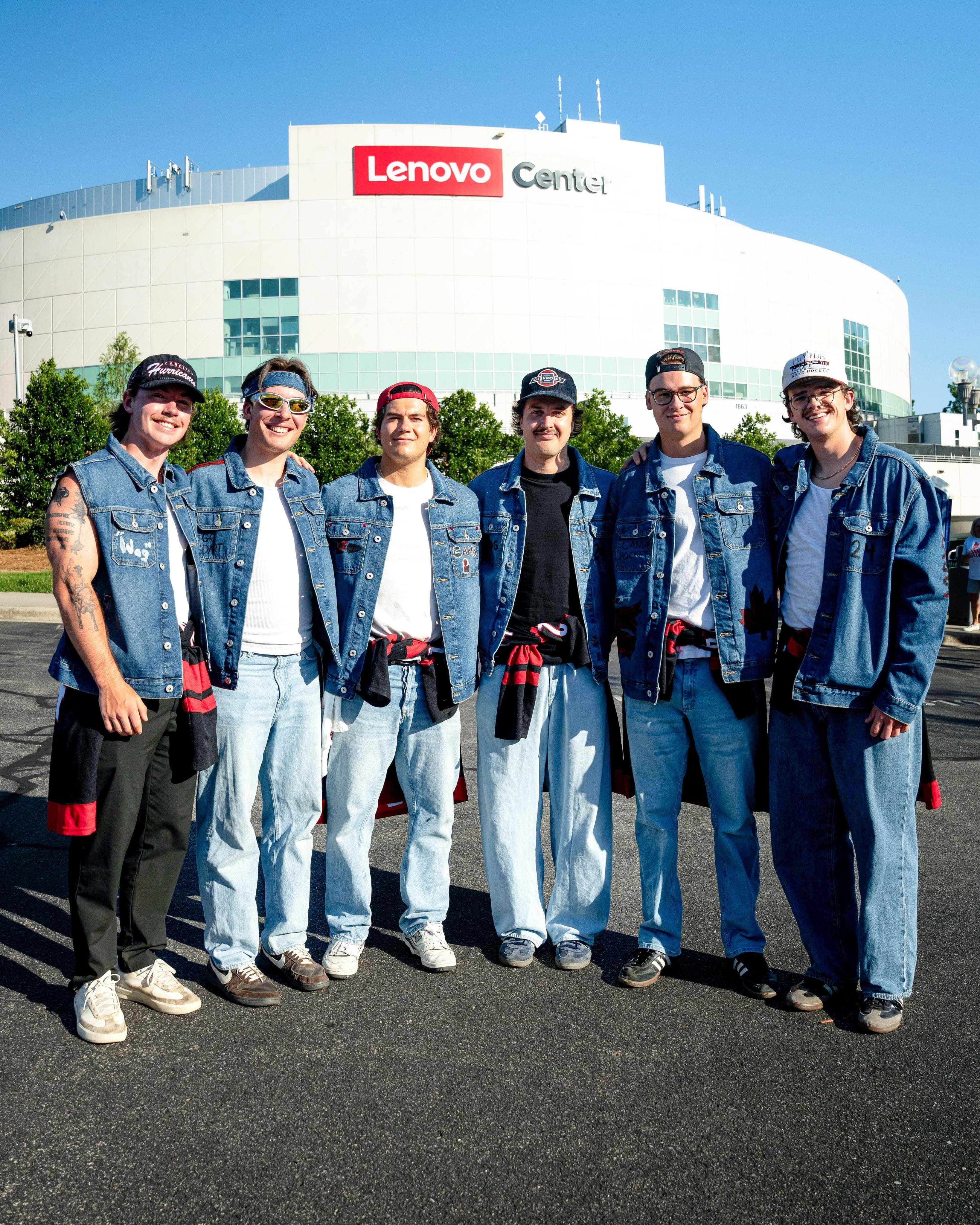 Le groupe d’amis d’enfance de Seth Jarvis se fait remarquer en suivant l’attaquant des Hurricanes partout.