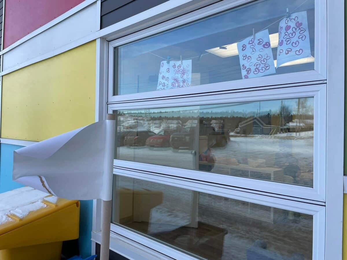 Un drapeau blanc a symboliquement été installé devant la garderie de Raphaëlle Laforest-Allard, directrice et propriétaire des garderies et de l’Académie les Mini-Amours.