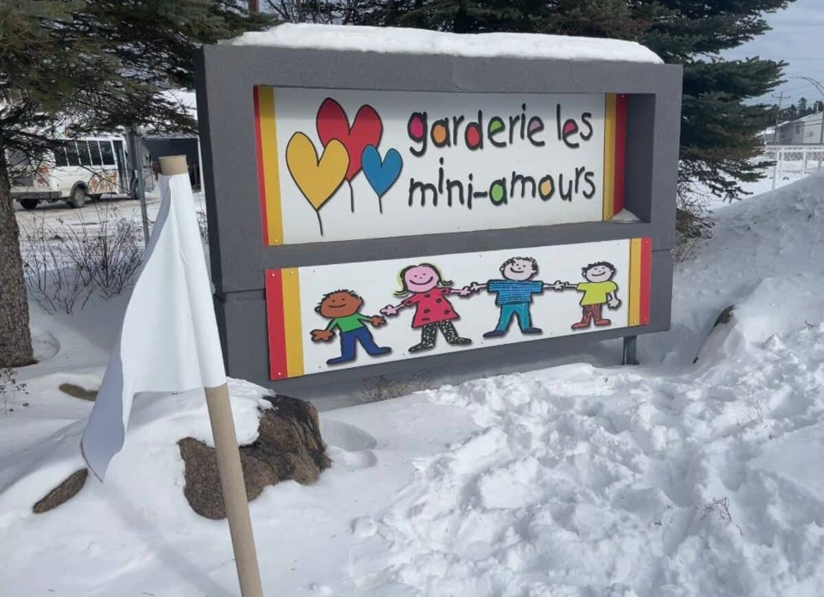 Un drapeau blanc a été planté symboliquement devant la garderie Les Mini-Amours à Chicoutimi.