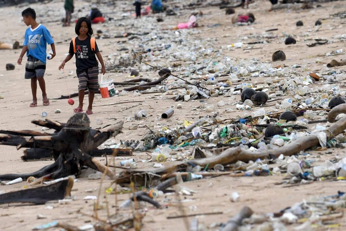 Des enfants qui marchent sur une plage de Bali, en Indonésie, le 12 avril 2023.