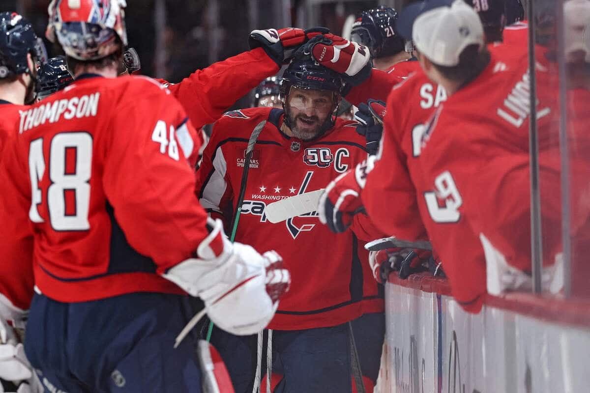 Alex Ovechkin a été félicité par ses coéquipiers, mardi soir dernier, après avoir inscrit le 63e but dans un filet désert de sa carrière.