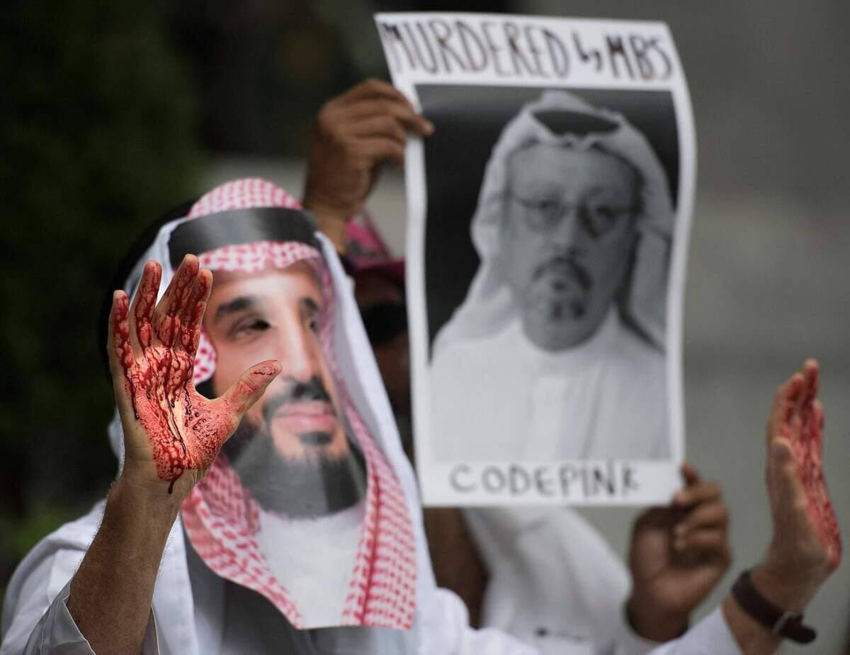 Sur cette photo d'archive prise le 10 octobre 2018, un manifestant déguisé en prince héritier saoudien Mohammed bin Salman avec du sang sur les mains manifeste devant l'ambassade saoudienne à Washington, DC, demandant justice pour le journaliste saoudien disparu Jamal Khashoggi.