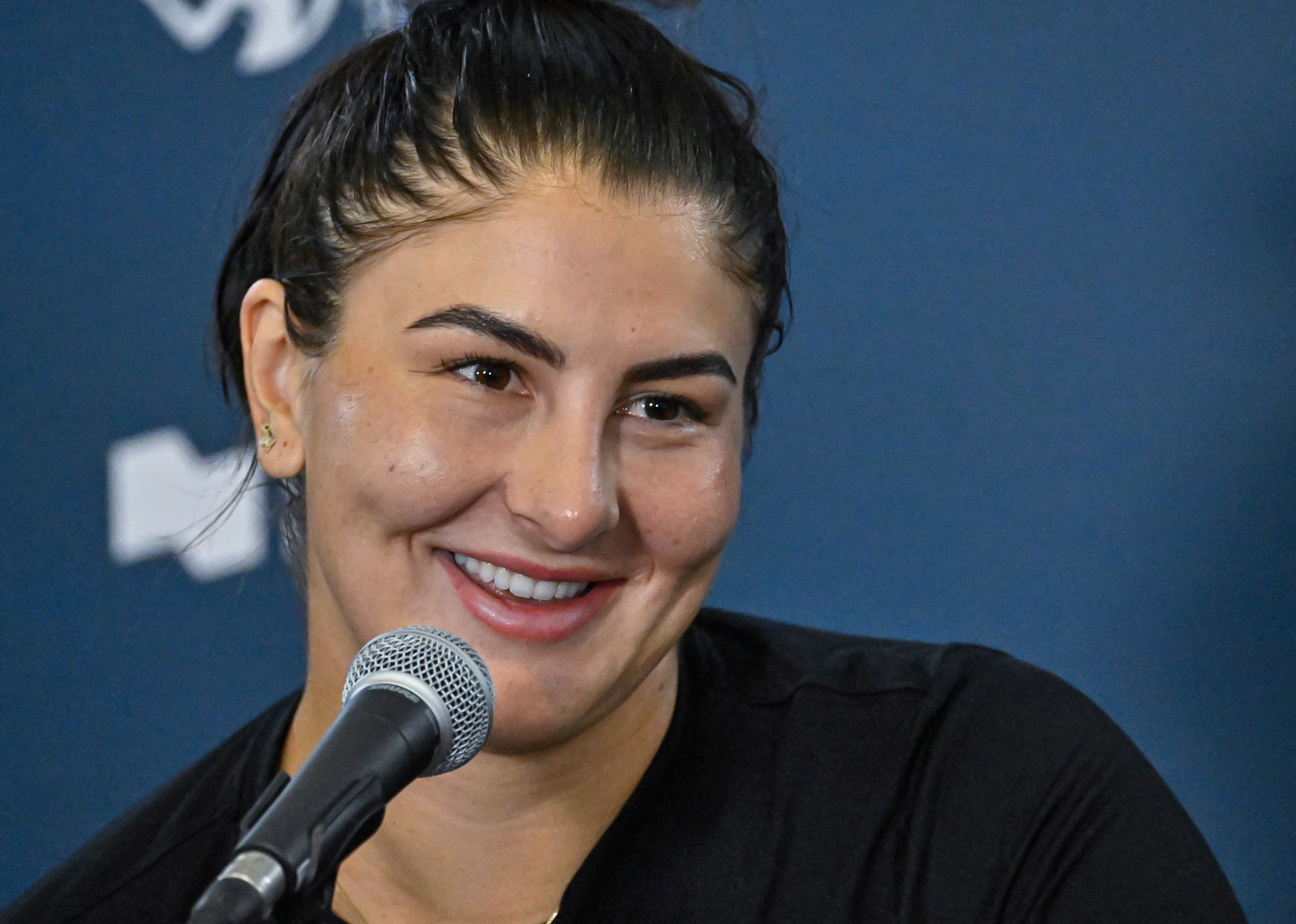 Bianca Andreescu essaie de se souvenir qu'elle est une gagnante d'un tournoi du Grand Chelem quand les choses ne vont pas comme elle le souhaite.