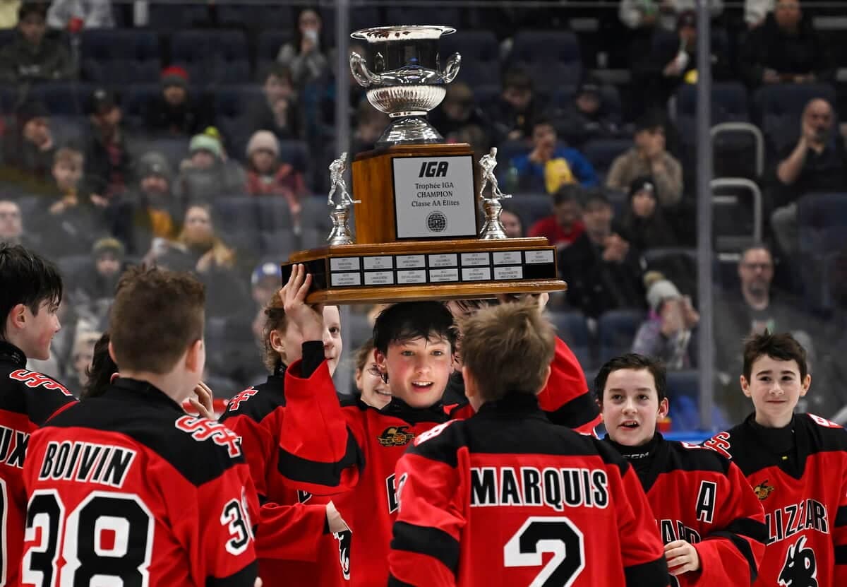 Les joueurs du Blizzard du Séminaire Saint-François ont célébré un championnat émotif au Tournoi international de hockey pee-wee de Québec.