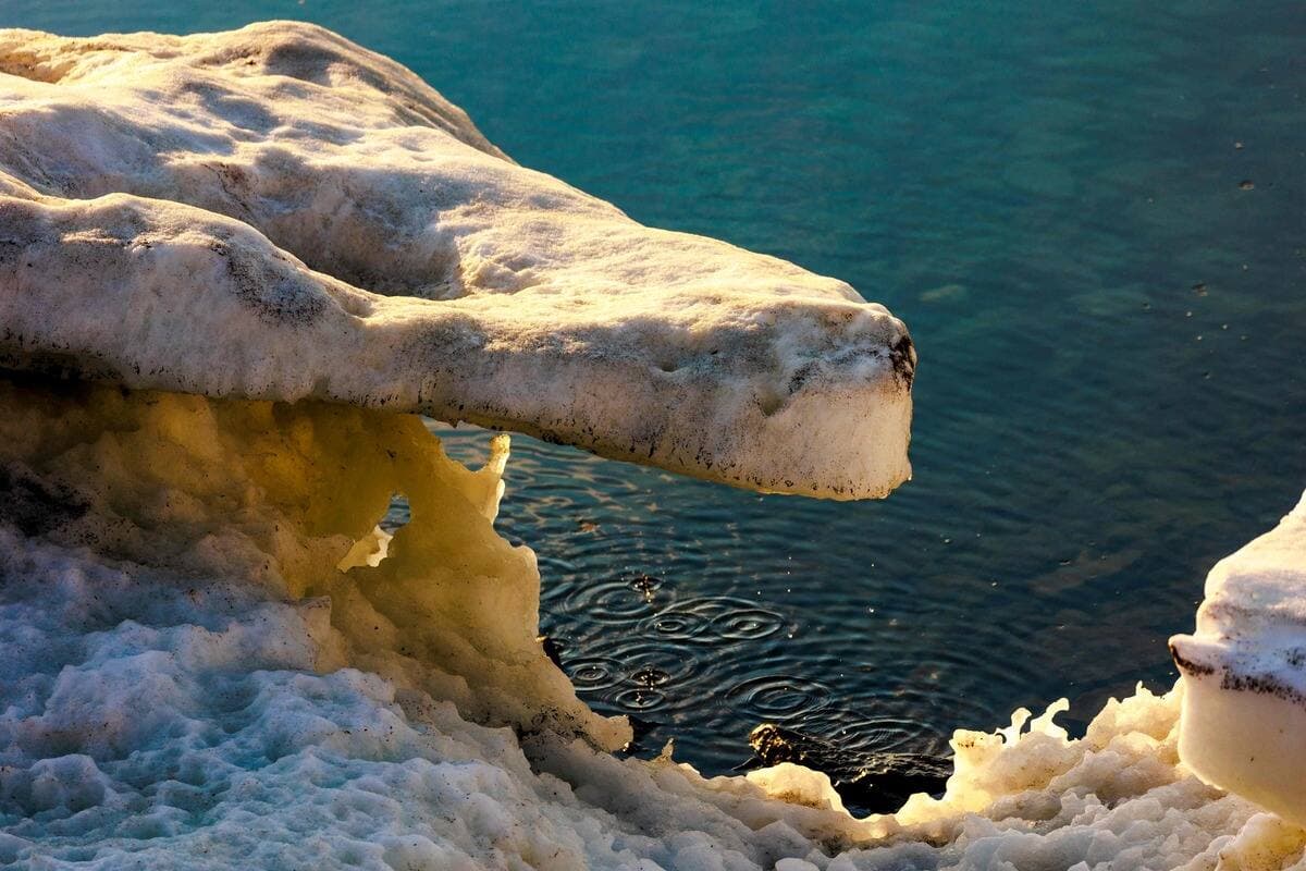 Un iceberg fond dans la baie de Baffin, près de Pituffik, au Groenland, le 15 juillet 2022. Image captée à bord d’un avion Gulfstream V de la NASA.