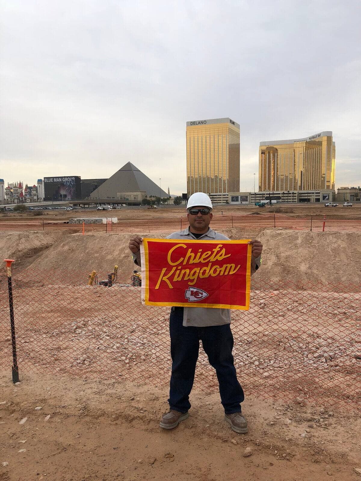 Le partisan des Chiefs Gerard DeCosta aurait enfoui son drapeau des Chiefs dans le sol, sous les fondations du Allegiant Stadium, en 2017.