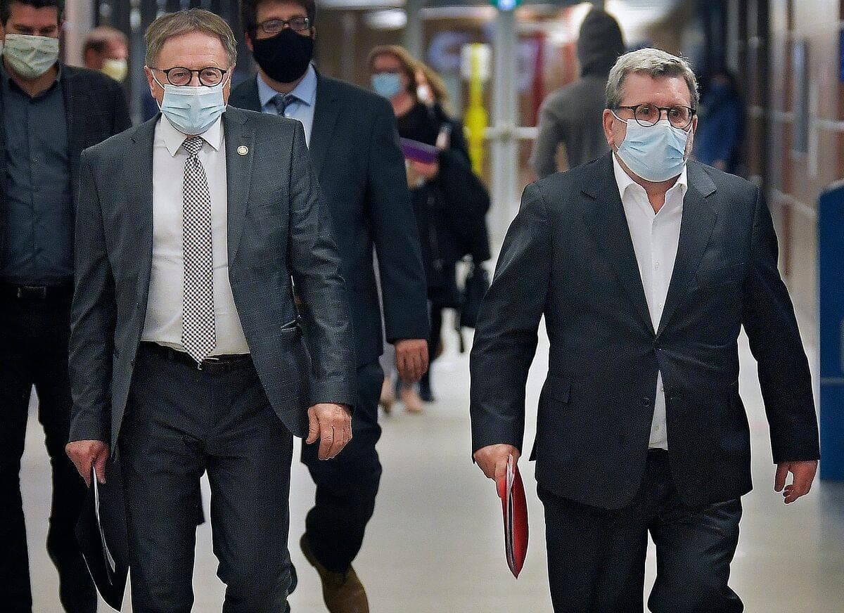 Gilles Lehouillier et Régis Labeaume n’avaient pas participé à une activité médiatique commune depuis décembre 2017. La vice-première ministre, Geneviève Guilbault, les a réunis pour marquer l’urgence de la situation pandémique.