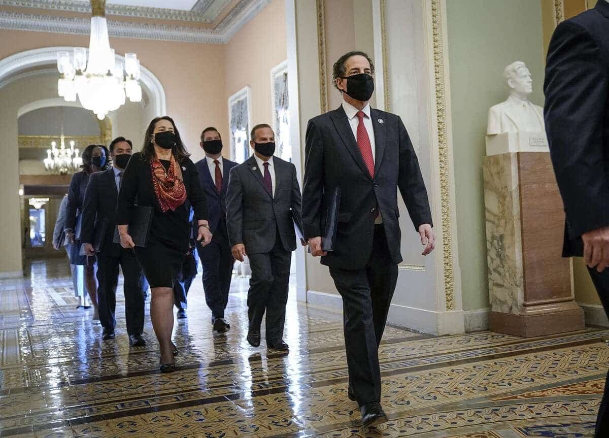 Le procureur démocrate Jamie Raskin en route vers le Sénat avec d'autres élus démocrates.