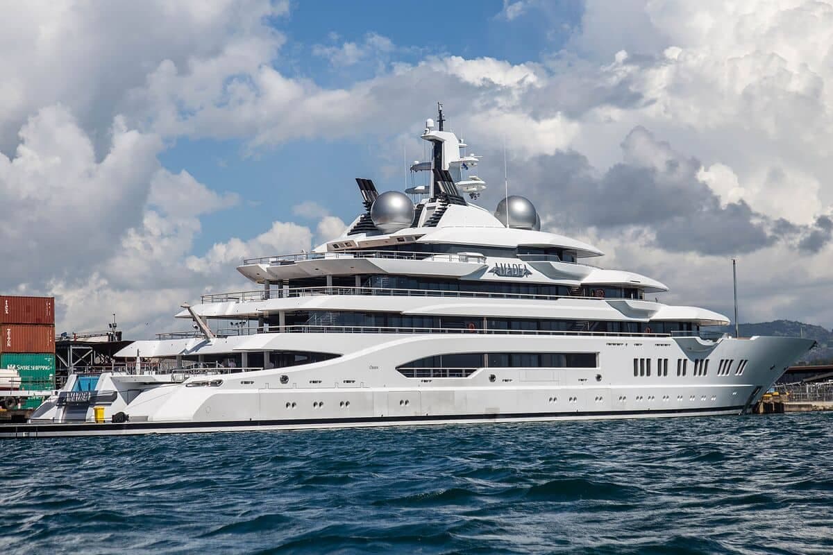 Le navire Amadea, photographié en avril 2022, aux îles Fidji.