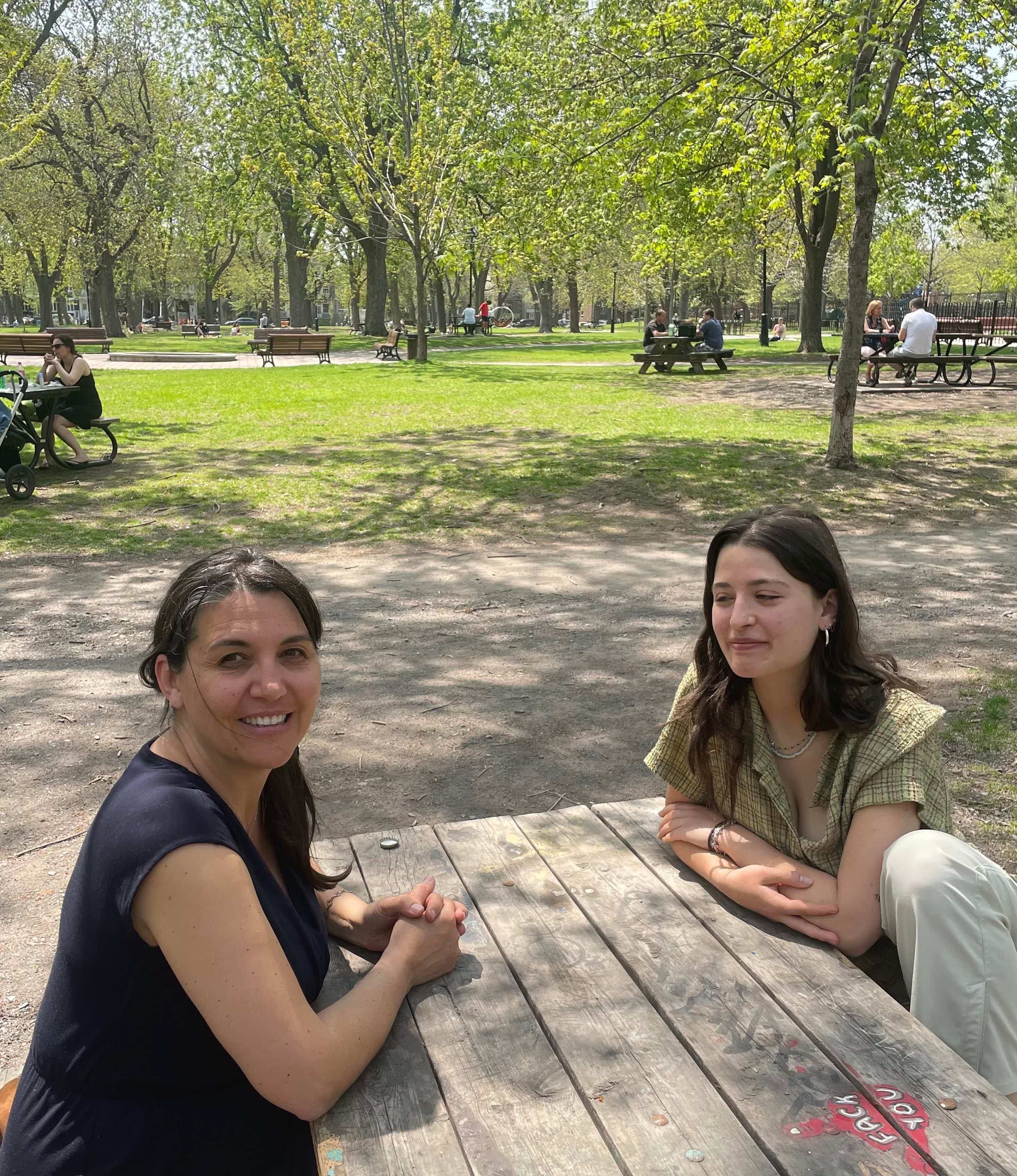 Julie et Zélie Liebert, dînant au parc Laurier sur Le Plateau-Mont-Royal.
