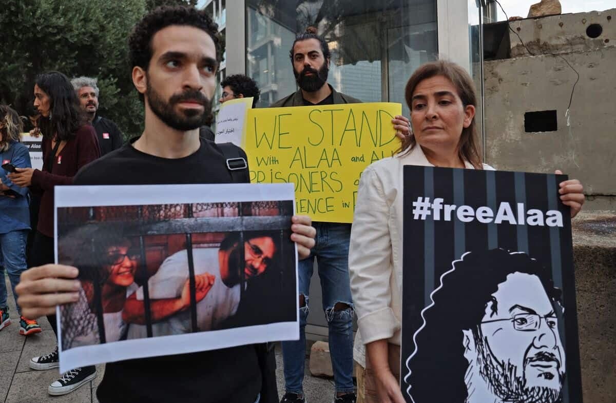 Des manifestants se sont rassemblés le 7 novembre devant l'ambassade britannique, à Beyrouth, au Liban, pour demander la libération du militant des droits de la personne, Alaa Abdel Fattah.