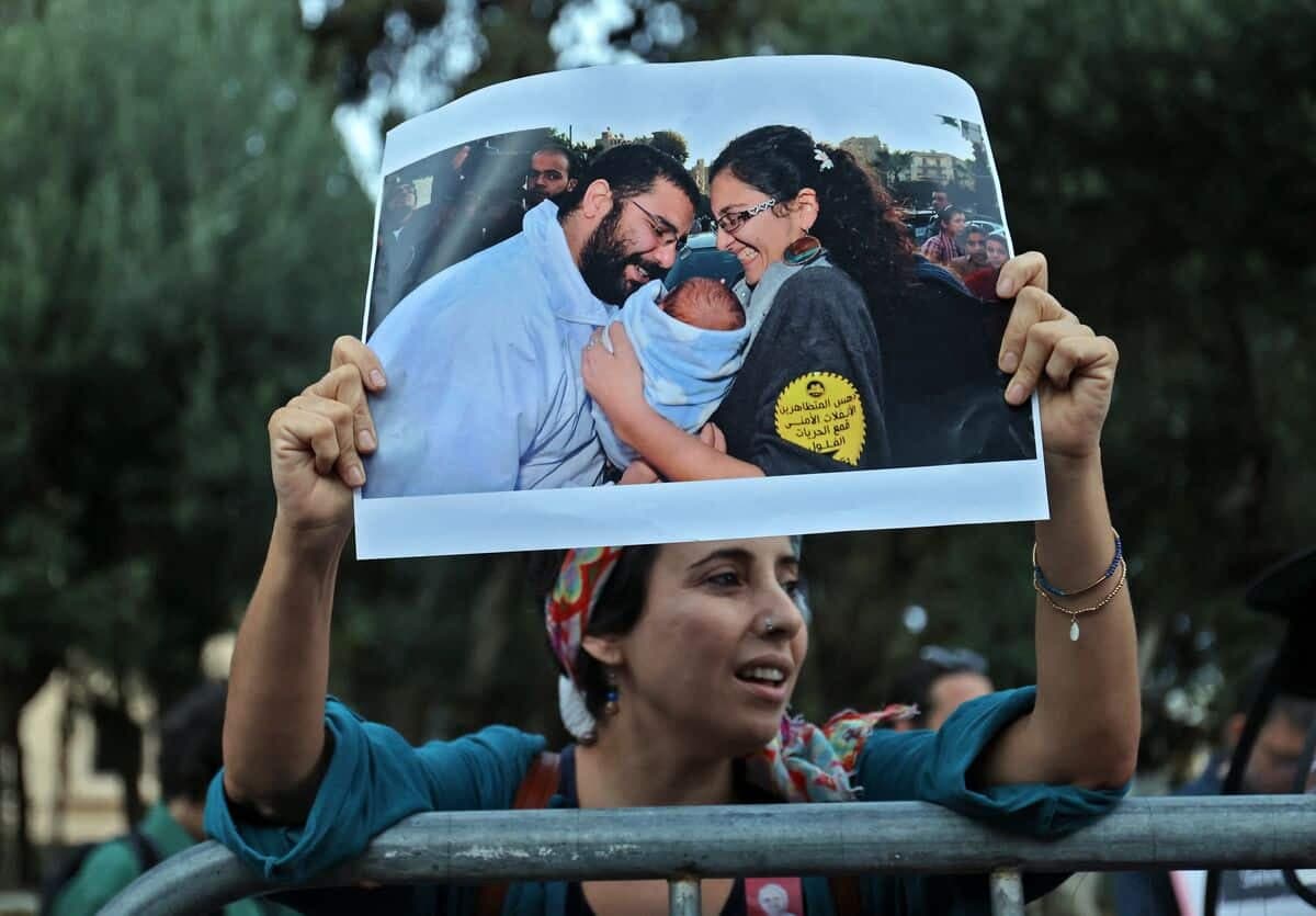 Des manifestants demandent la libération du militant des droits de la personne, Alaa Abdel Fattah, séparé de son fils en prison.