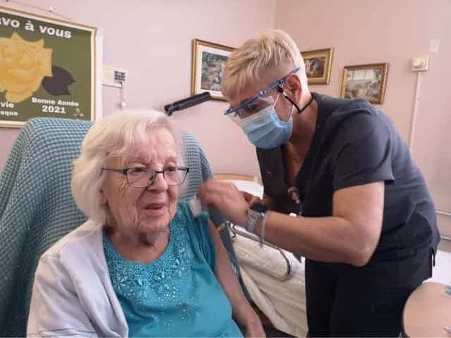 Gisèle Lévesque, toute première personne vaccinée au pays le 14 décembre dernier, a reçu sa deuxième dose hier au CHSLD Saint-Antoine, où elle réside.