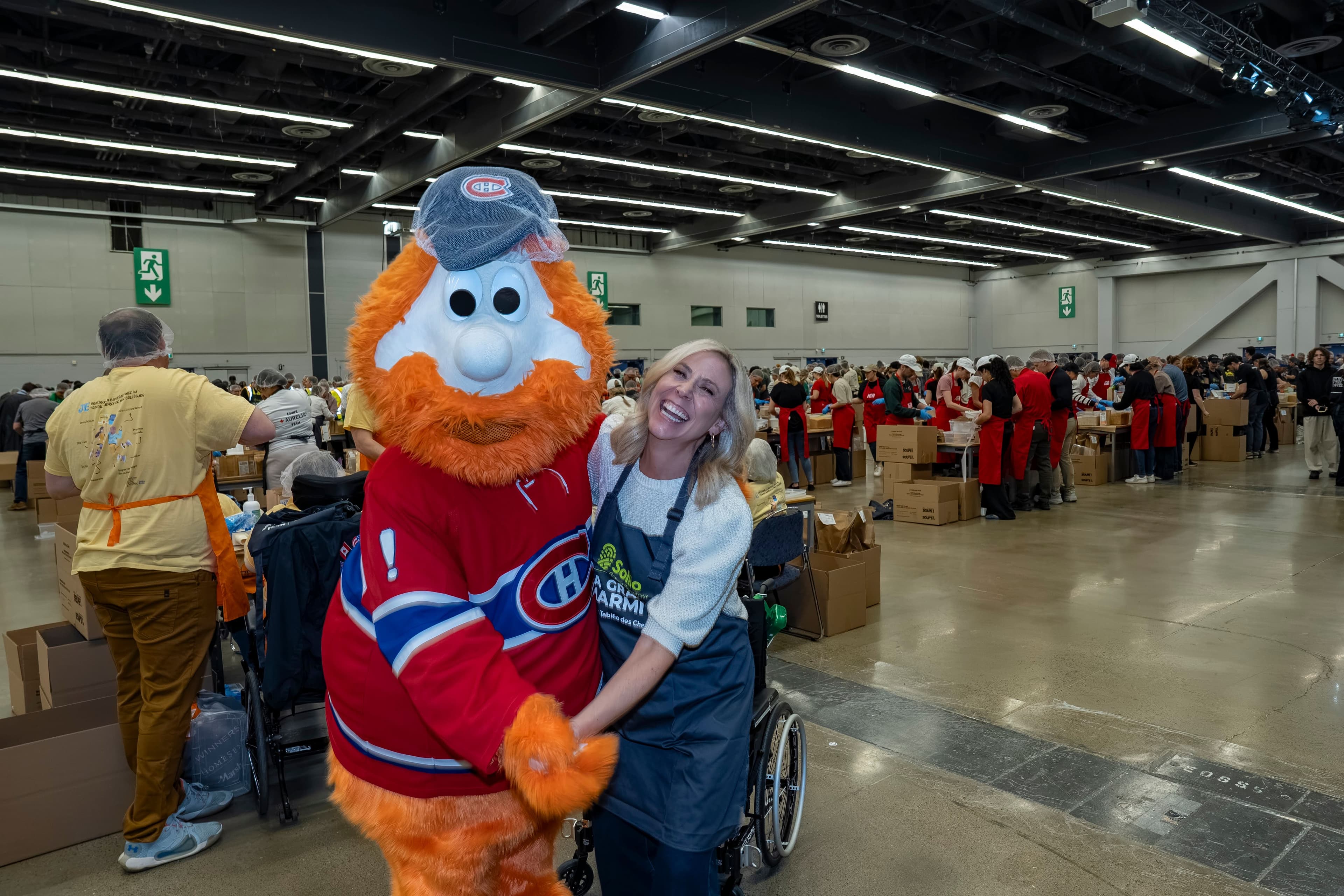 Eve-Marie Lortie dans les bras de Youppi lors du défi de la Grande Marmite 2026.