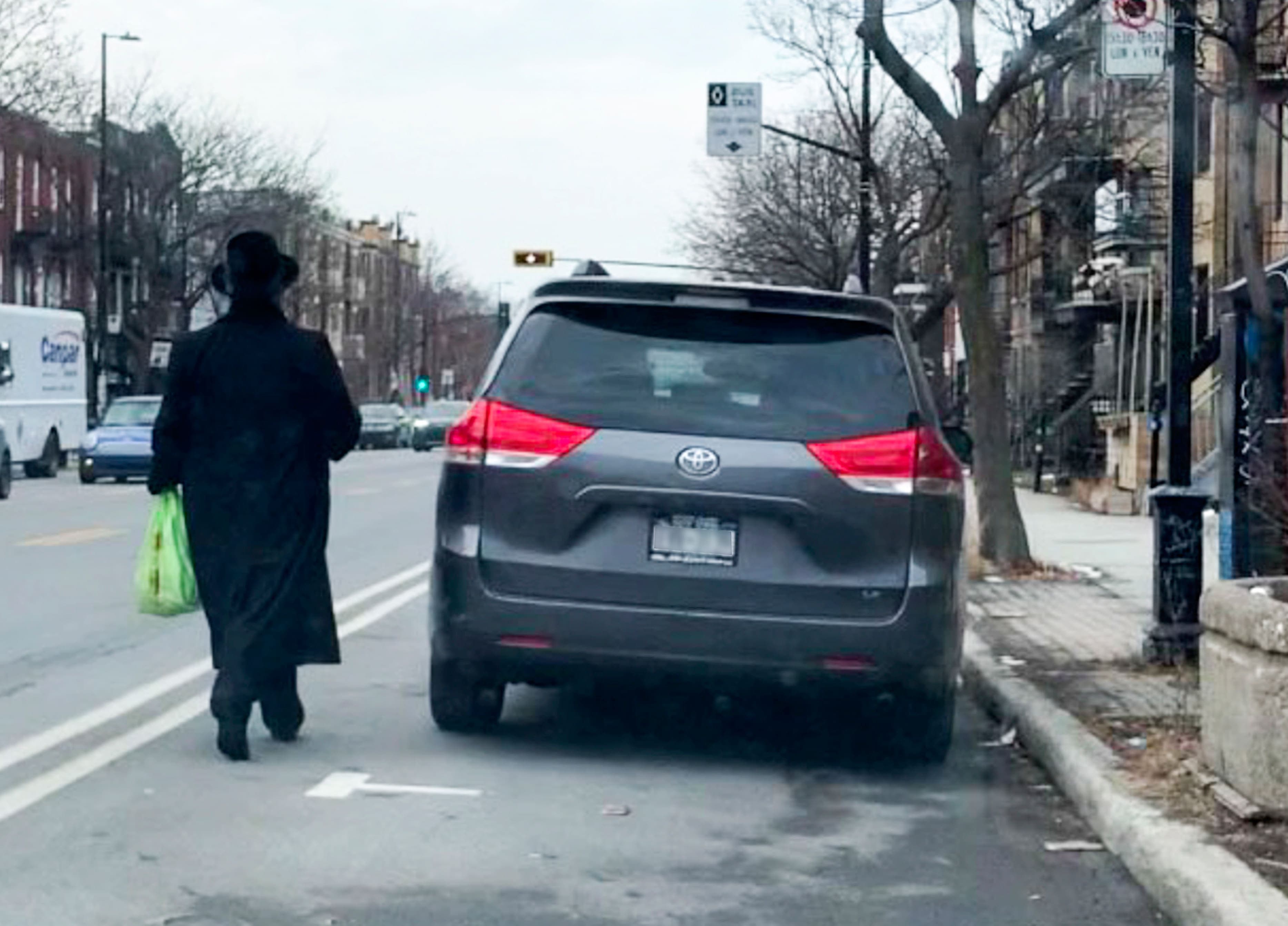 En pleine fête de Hanoukka, de nombreuses voitures munies de plaques d’immatriculation des États-Unis circulent à Outremont, sur l’île de Montréal.