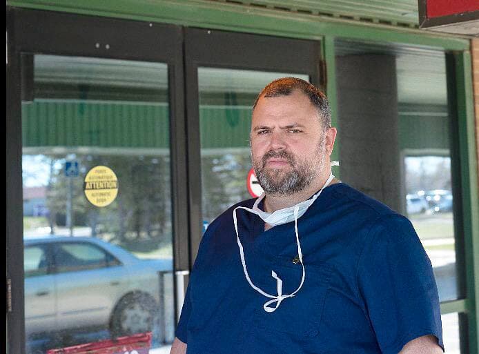 Le chanteur du groupe Les Hôtesses d'Hilaire, Serge Brideau, est devenu préposé aux bénéficiaires dans un centre pour personnes âgées du Nouveau-Brunswick.