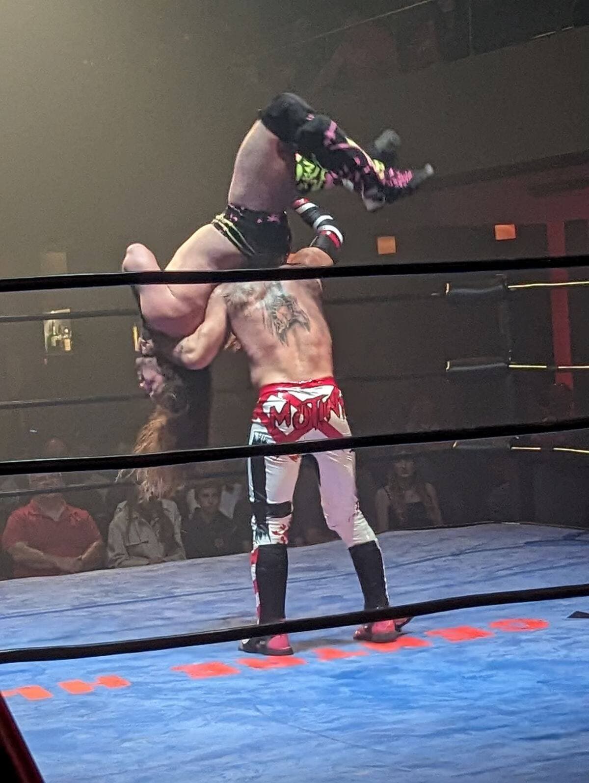Cody Brown (pantalon blanc) et Michael Richard Blais ont donné le meilleur spectacle de la soirée dans un combat endiablé et solide techniquement.