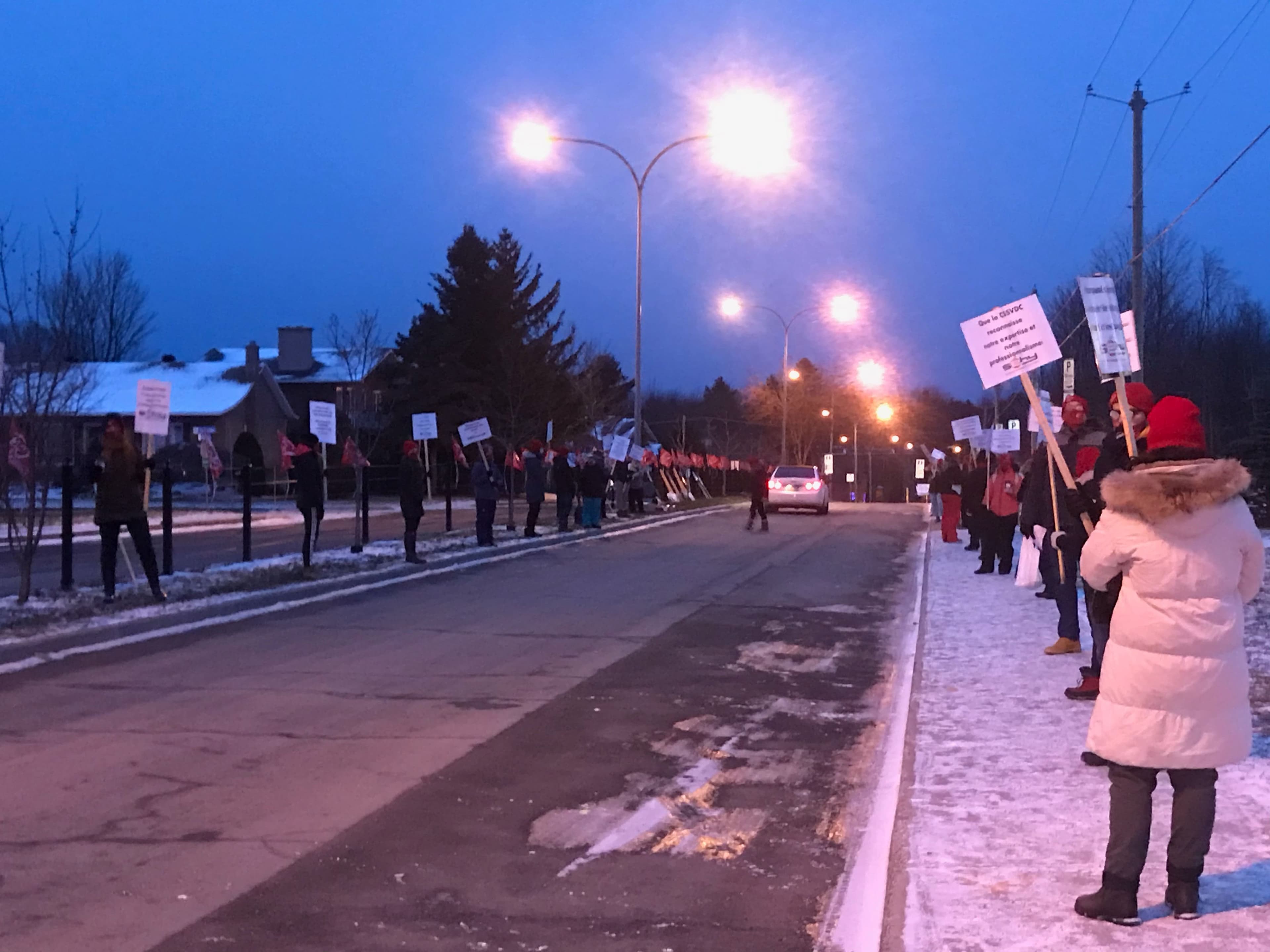 Des membres du Syndicat de l’enseignement de la Haute-Yamaska (SEHY) se sont rassemblés devant l’école primaire des Bâtisseurs de Granby, vers 7h, le mercredi 9 décembre 2020, pour réclamer la possibilité de travailler à la maison.
Photo / Frédéric Marcoux