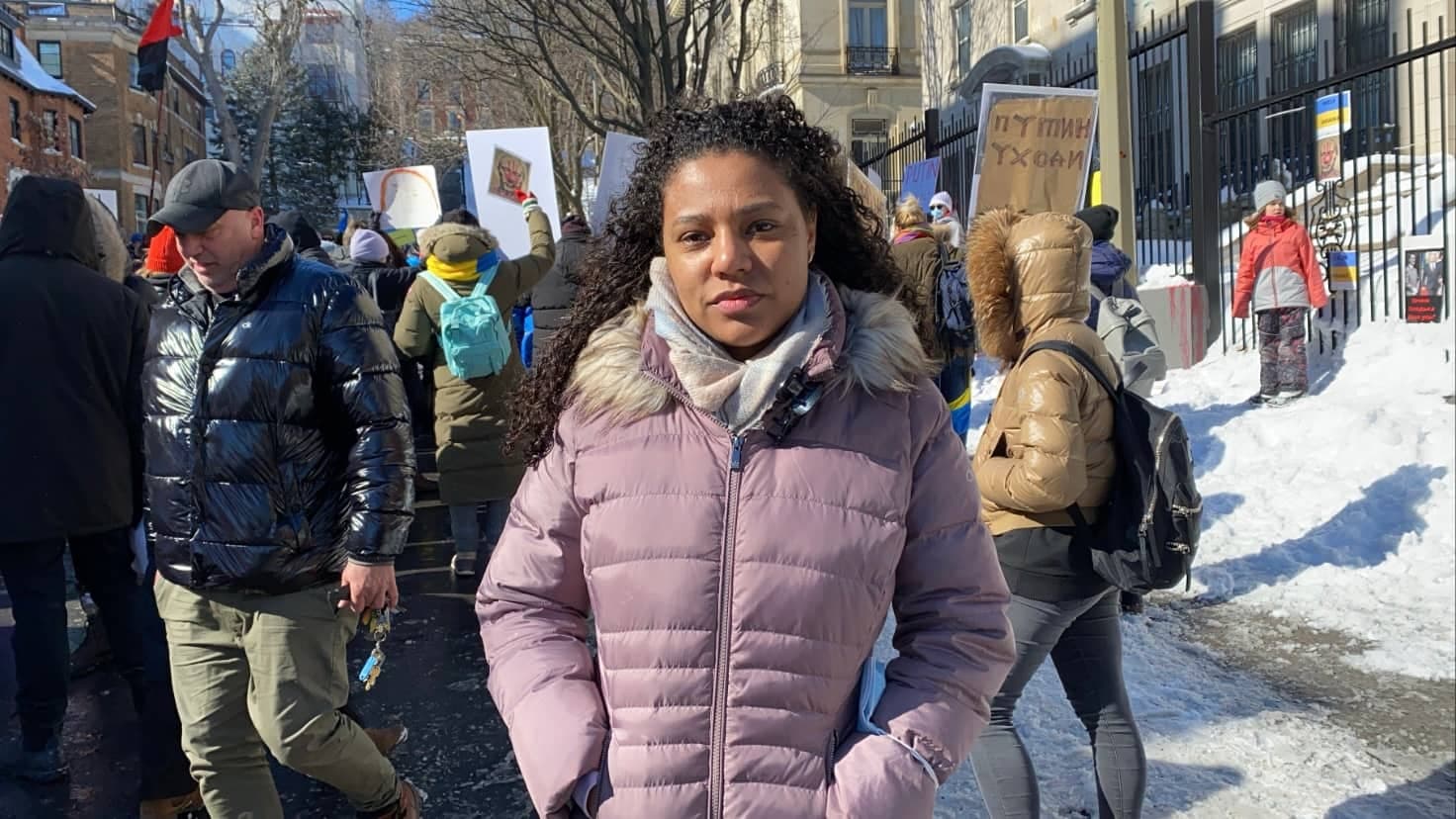 Jacqueline Delia Yocka, 25 ans, à un rassemblement devant le consulat de la Russie, samedi après-midi