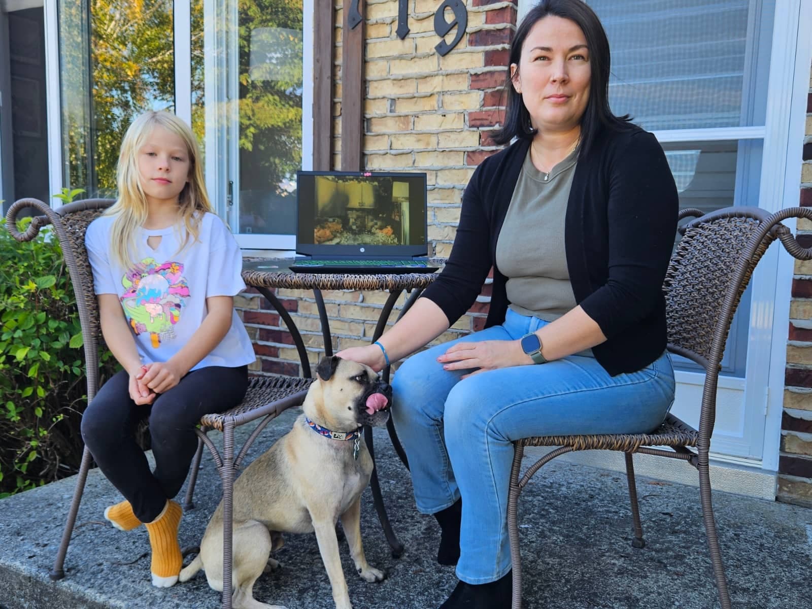 Joëlle, 9 ans, avec sa mère Julie Tremblay et le chien Léo. Elles ont eu la frousse quand leur maison a bien failli être rasée, l'an dernier.