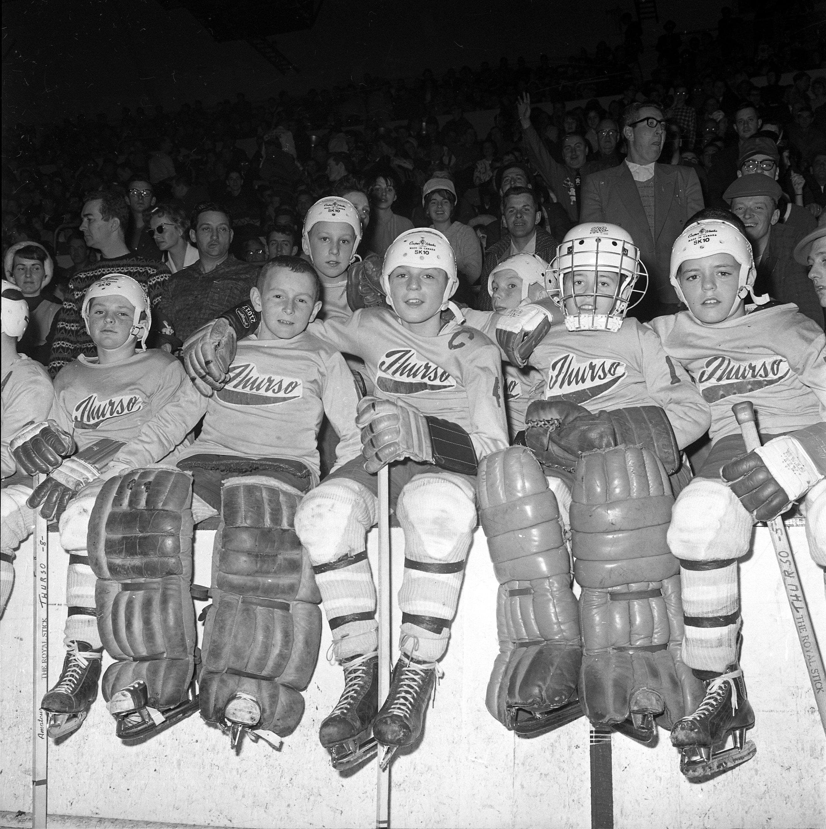 7 février 1964 : l’équipe de Thurso vient de remporter le championnat de classe C. Guy Lafleur arborant le C du capitaine de la formation est flanqué, notamment, du gardien Benoit Berger, à gauche, et de Gilles Giroux, à l’extrême droite.