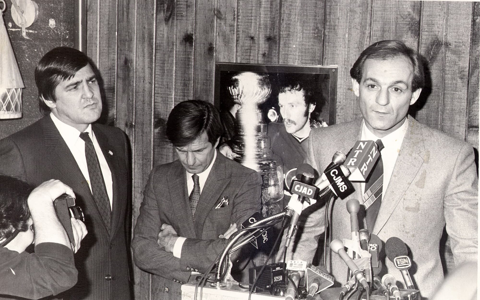 Guy Lafleur annonçant sa première retraite lors d’un point de presse. On reconnaît le directeur général du Canadien et le président de l’équipe de l’époque, Serge Savard et Ronald Corey.